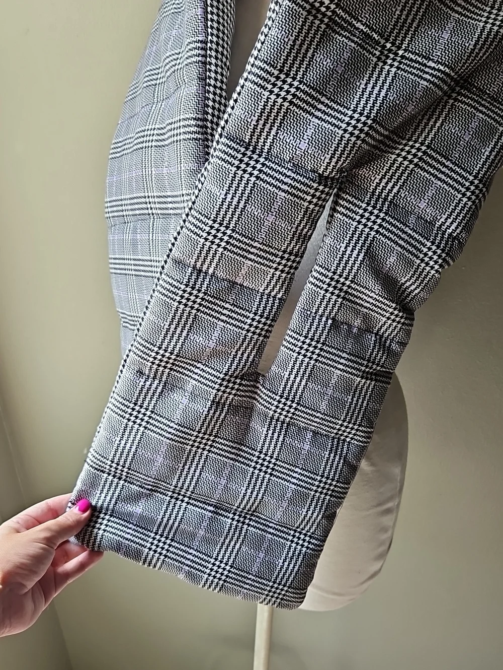 Reversable Black and White Houndstooth Puffer Scarf